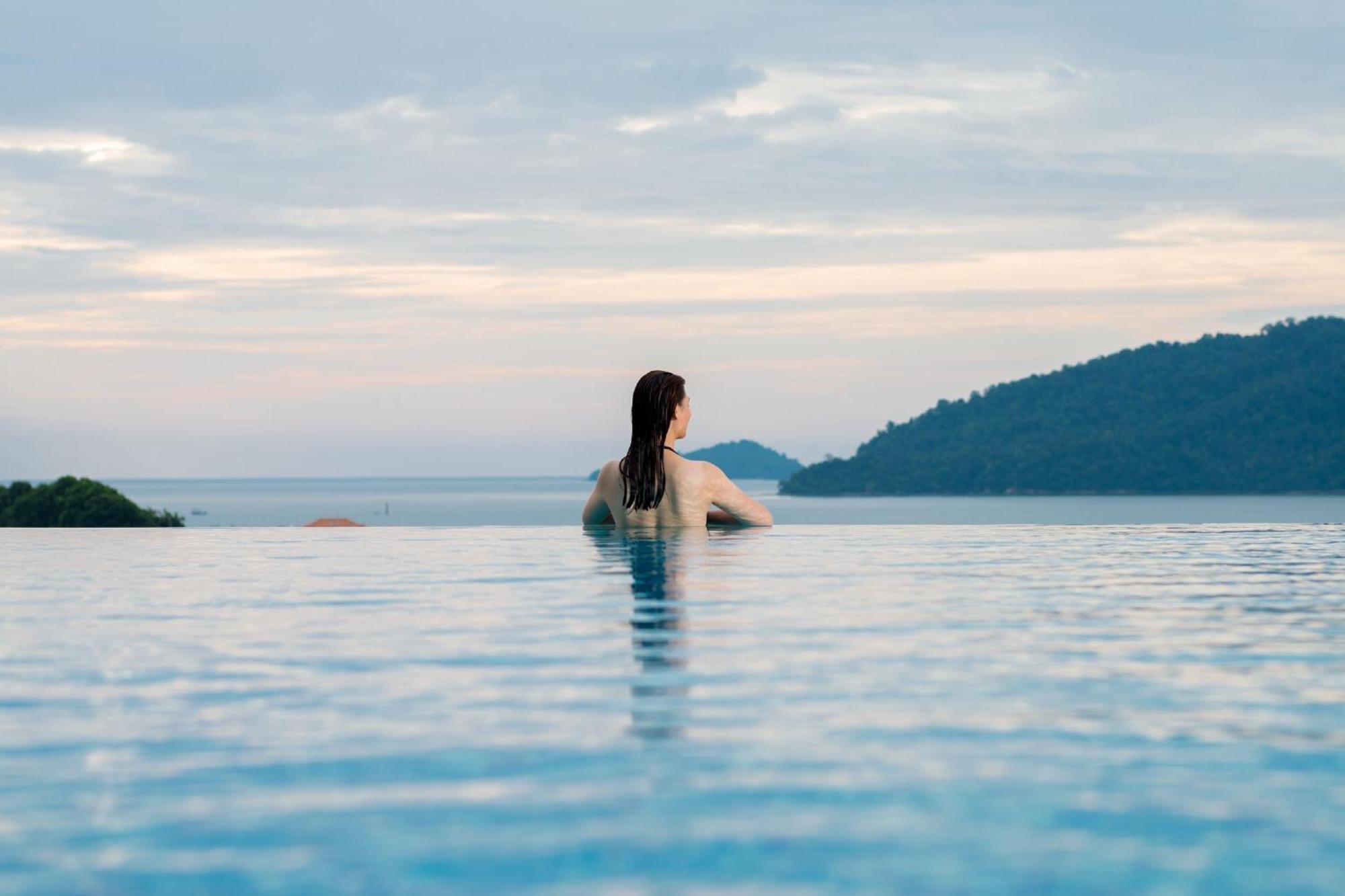 Kota Kinabalu Marriott Hotel Exterior foto Infinity pool at a resort in Phuket, Thailand