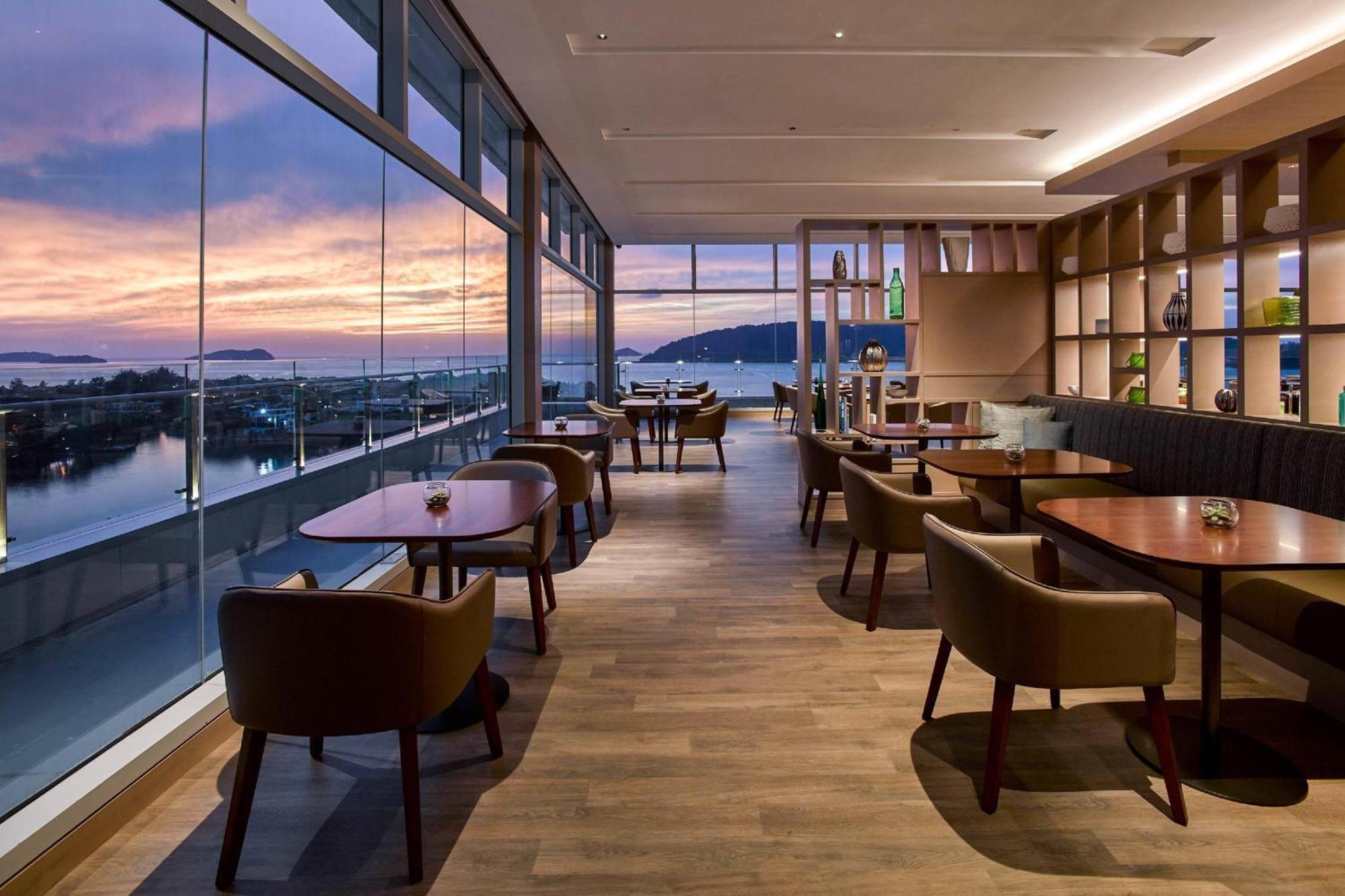 Kota Kinabalu Marriott Hotel Exterior foto The Club lounge at Phuket International Airport