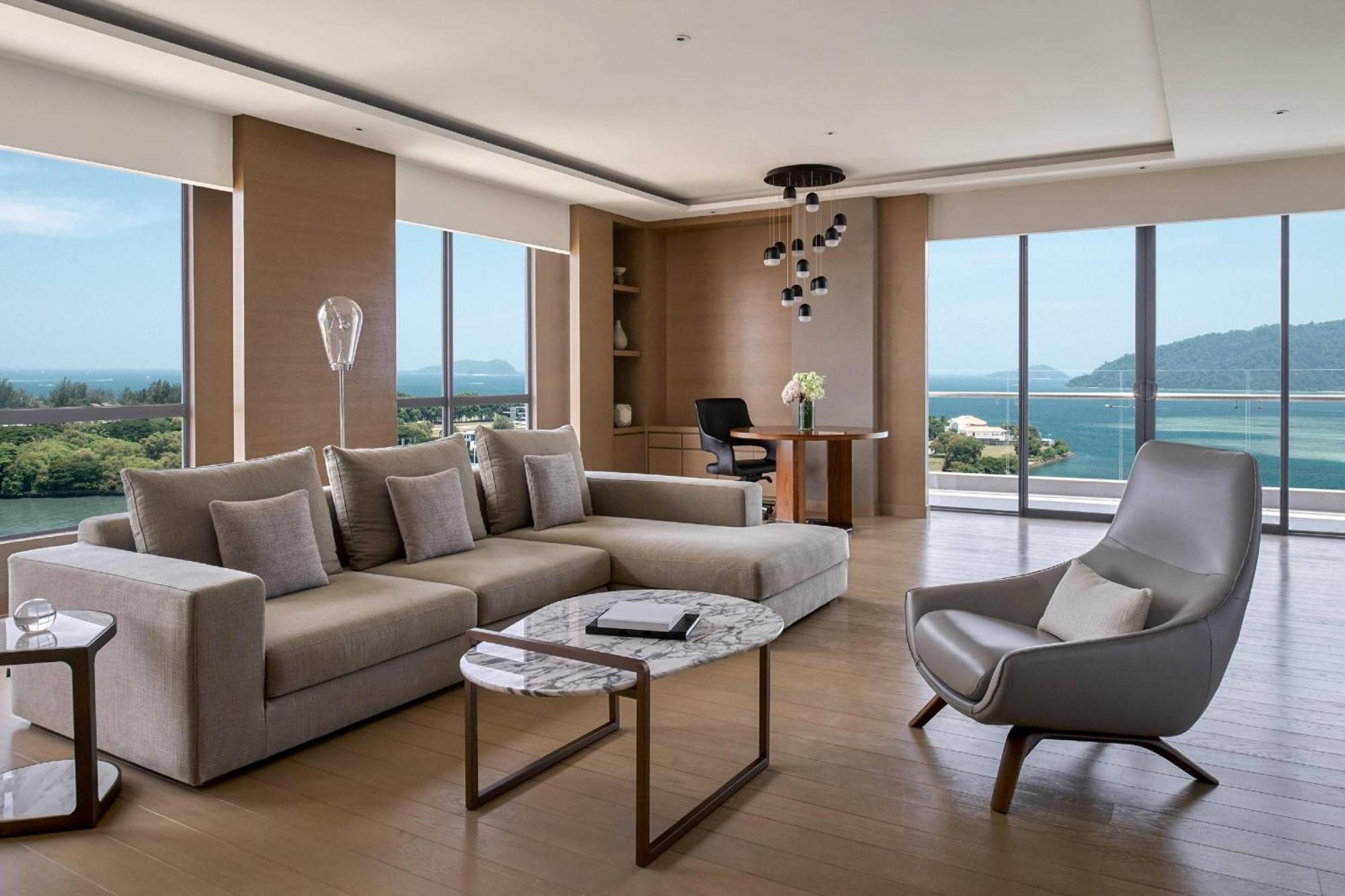 Kota Kinabalu Marriott Hotel Exterior foto The living room of a Presidential Suite at The Ritz-Carlton, Shenzhen